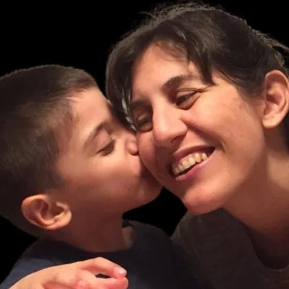 Gael le da un beso en la mejilla a su madre, Luciana, que sonríe