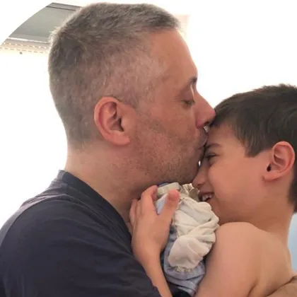 Juan Carlos abraza a su hijo Gael y le da un beso en la frente